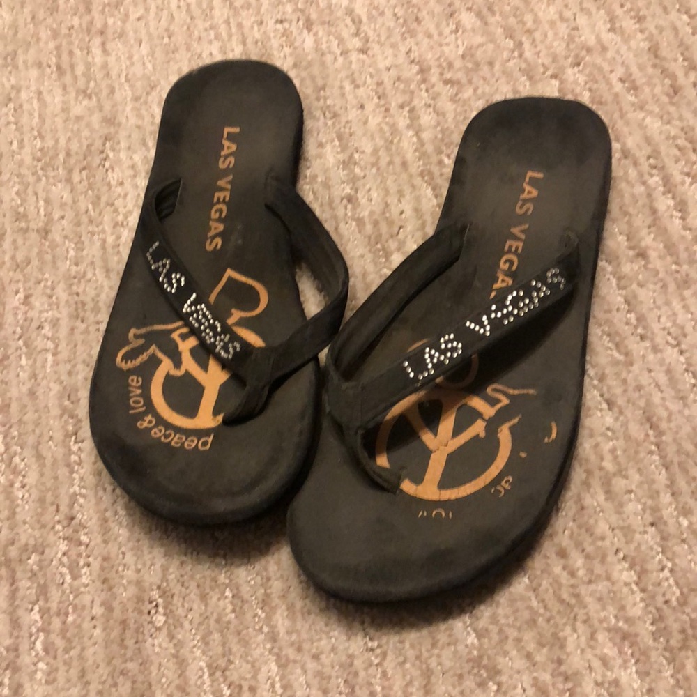 Black flip flops size 7